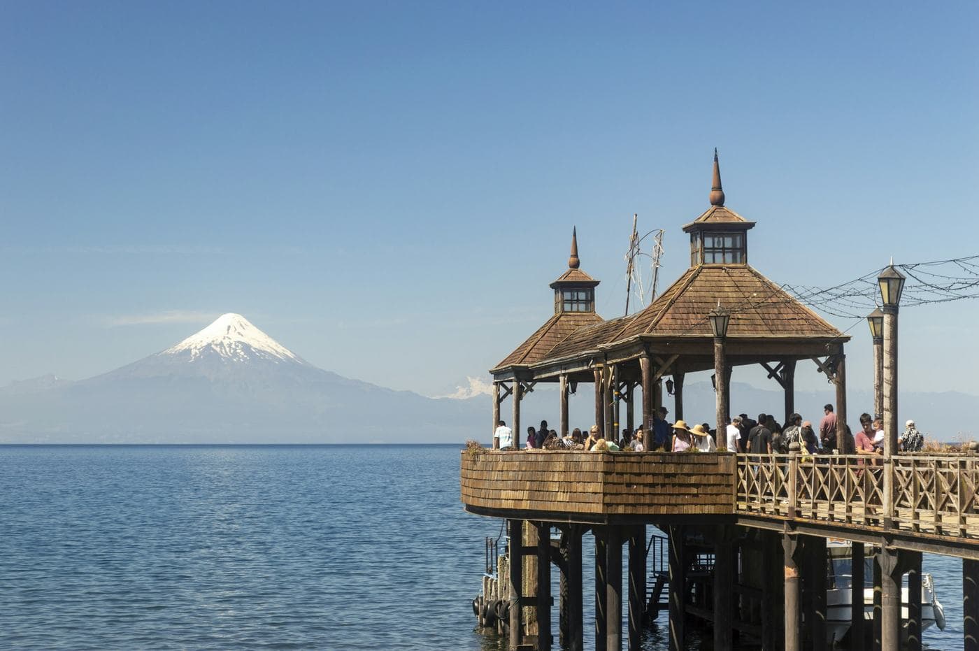 Muelle de Frutillar sobre el lago Llanquihue, con el volcán Osorno al fondo