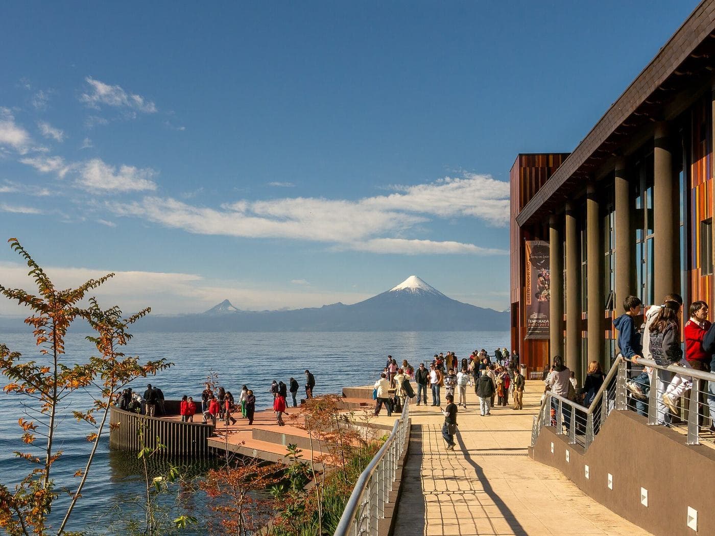 Teatro del Lago de Frutillar sobre el lago Llanquihue, con el volcán Osorno al fondo